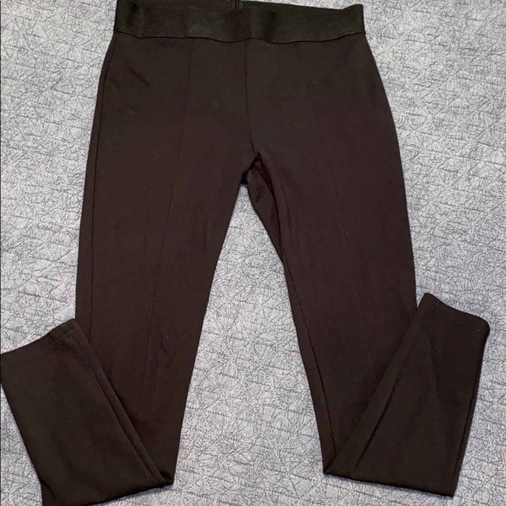 HUE soft rayon blend black leggings. Size M